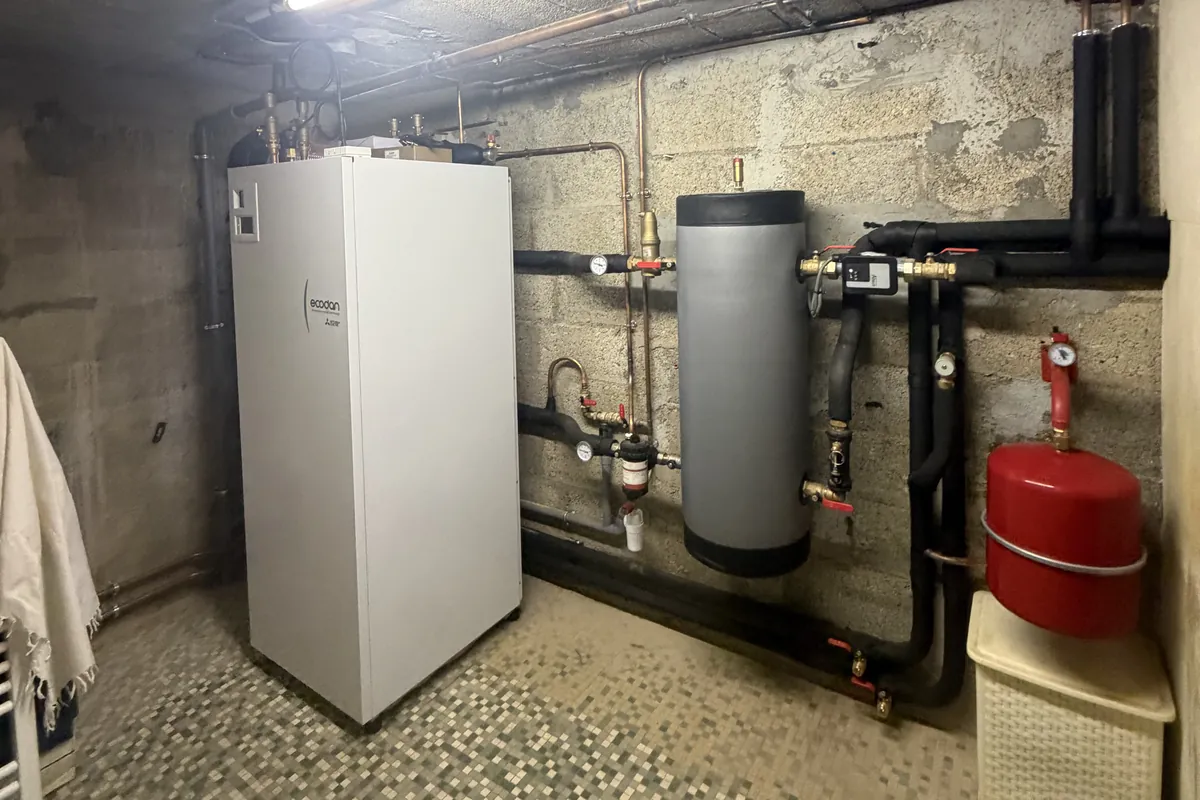 Pompe à chaleur air-eau installée par TLF : module intérieur et ballon tampon