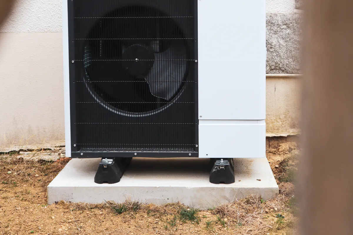 Unité extérieure d'une pompe à chaleur air-eau installée par TLF