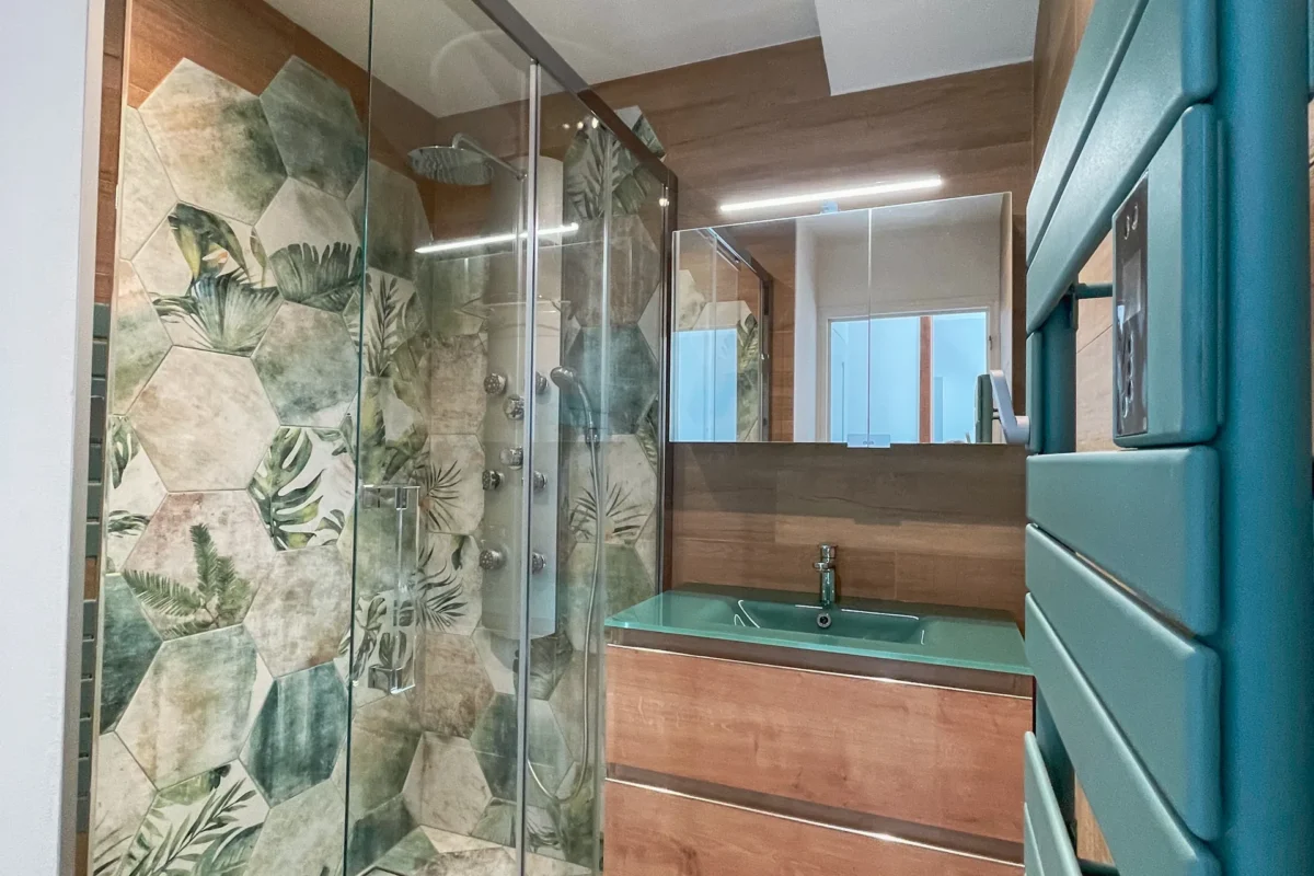 Après - Rénovation salle d&rsquo;eau contemporaine aux accents naturels