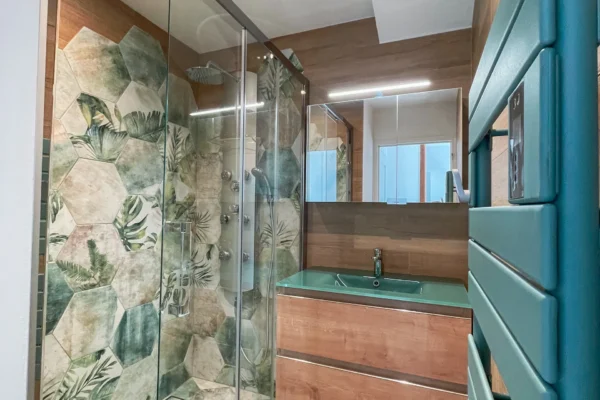 Rénovation salle d&rsquo;eau contemporaine aux accents naturels