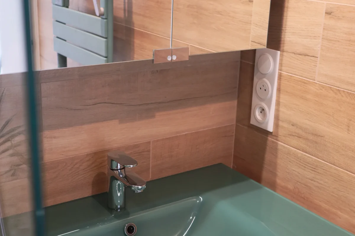 Après - Rénovation salle d&rsquo;eau contemporaine aux accents naturels