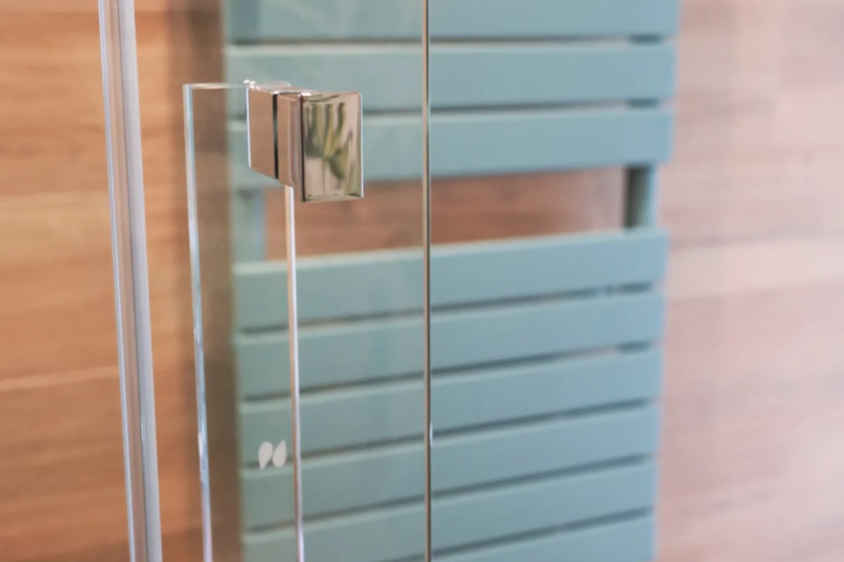 Après - Rénovation salle d&rsquo;eau contemporaine aux accents naturels