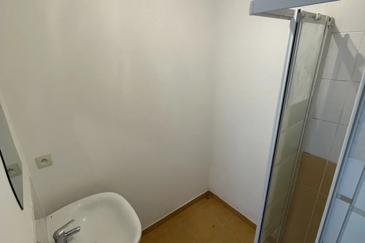 Avant - Rénovation salle d&rsquo;eau contemporaine aux accents naturels