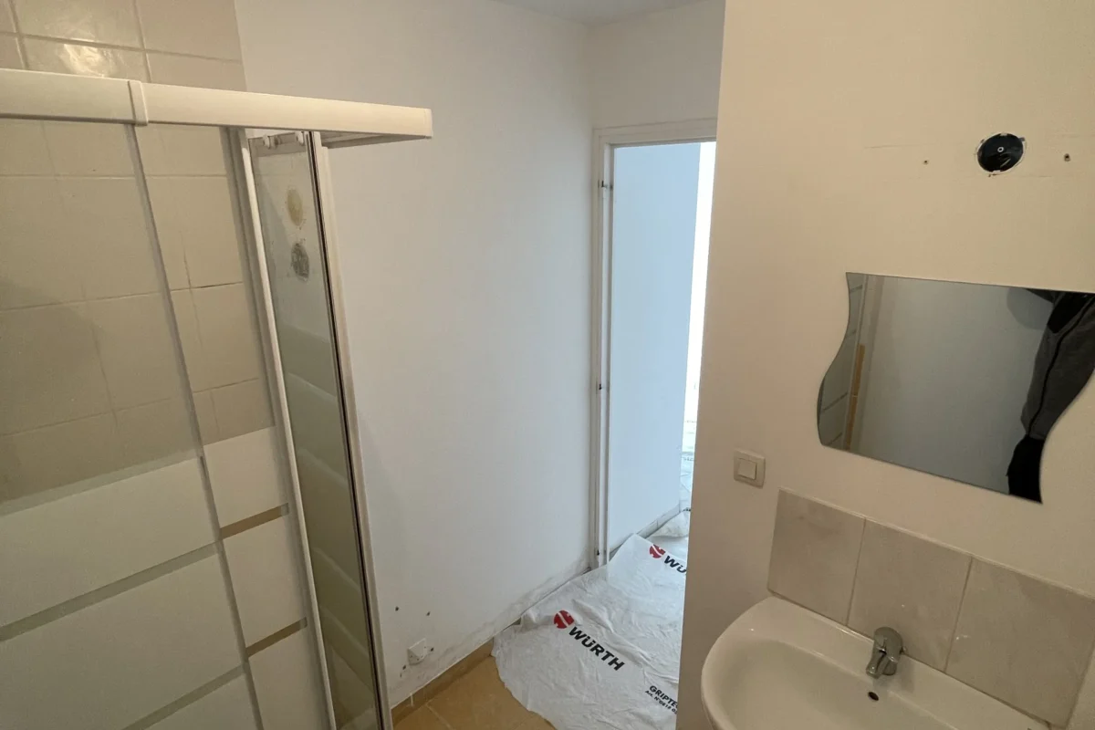 Avant - Rénovation salle d&rsquo;eau contemporaine aux accents naturels