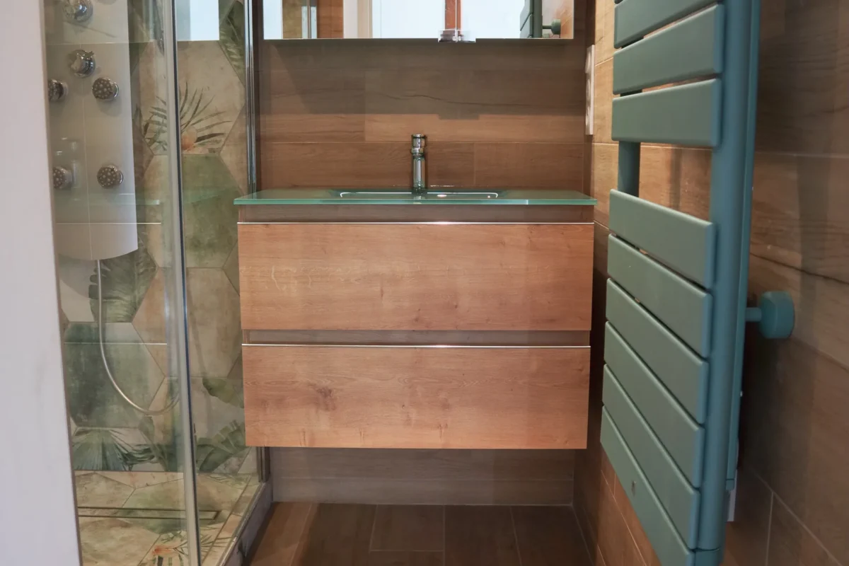 Après - Rénovation salle d&rsquo;eau contemporaine aux accents naturels