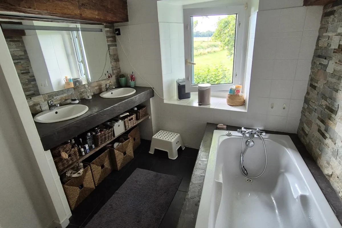 Rénovation salle de bain chaleureuse entre pierre, bois et modernité