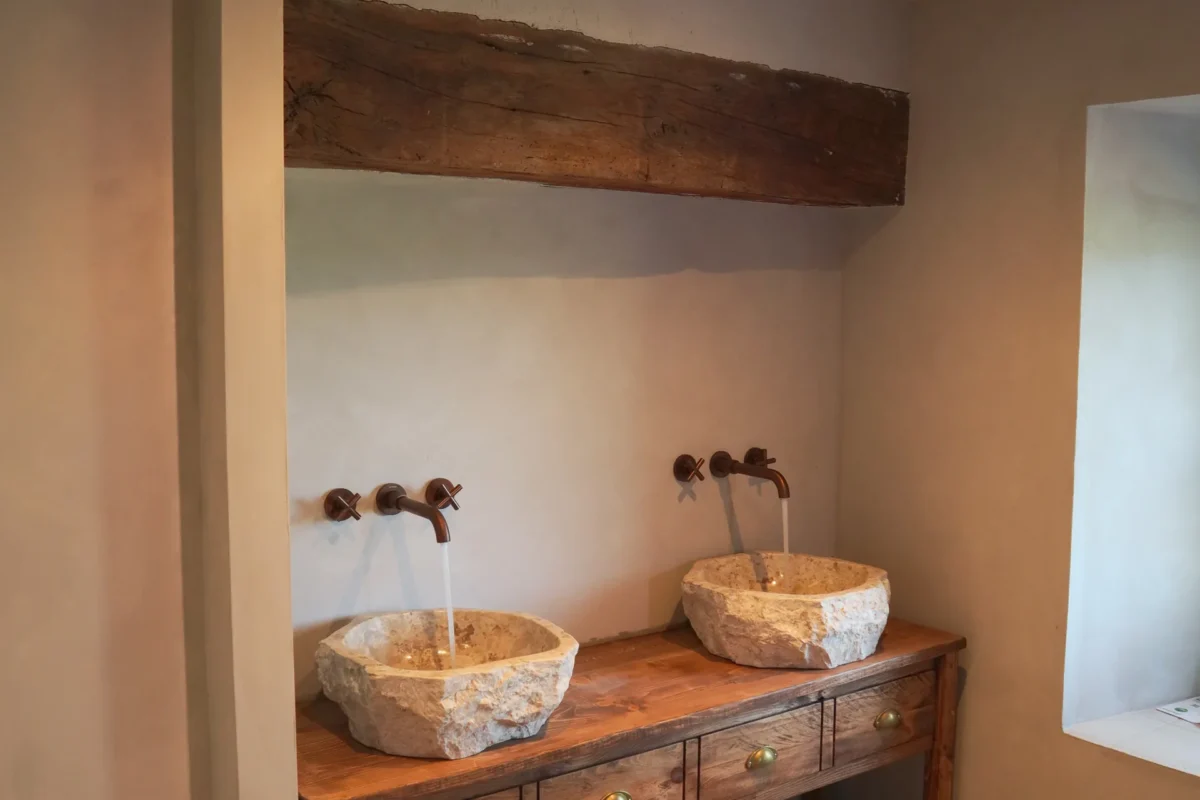 Rénovation salle de bain chaleureuse entre pierre, bois et modernité