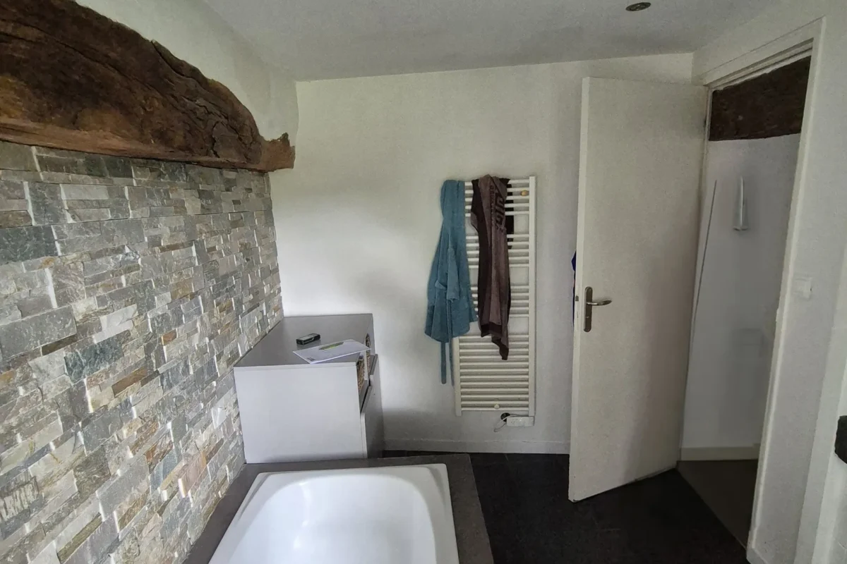 Rénovation salle de bain chaleureuse entre pierre, bois et modernité