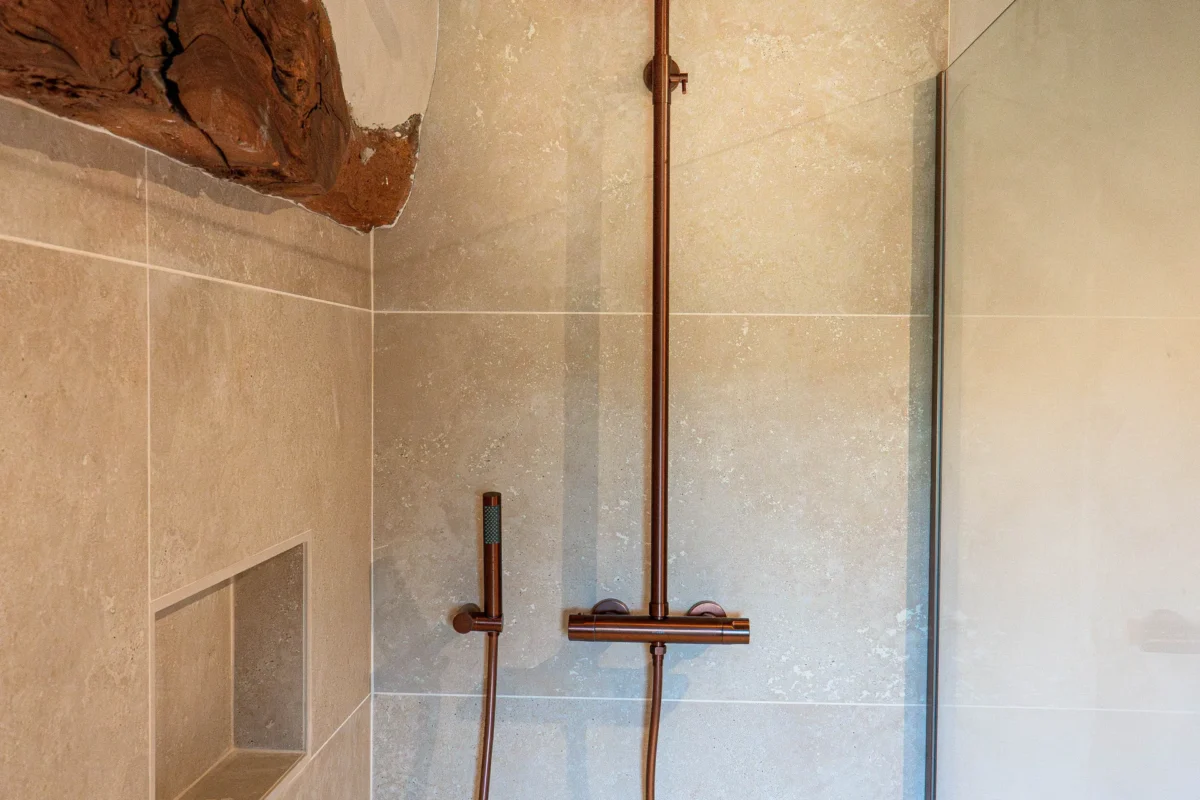 Rénovation salle de bain chaleureuse entre pierre, bois et modernité