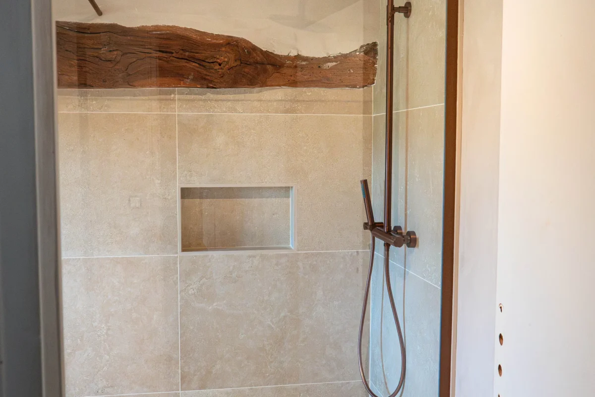 Rénovation salle de bain chaleureuse entre pierre, bois et modernité