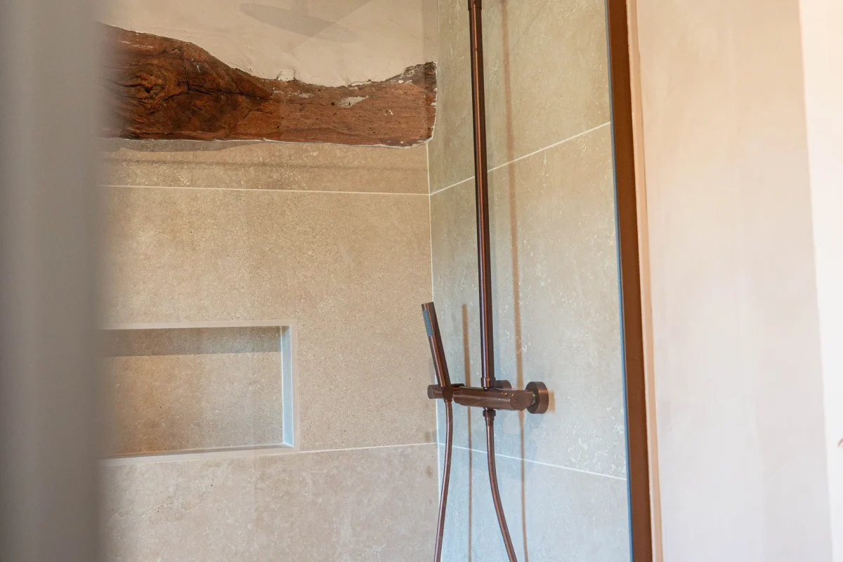 Rénovation salle de bain chaleureuse entre pierre, bois et modernité