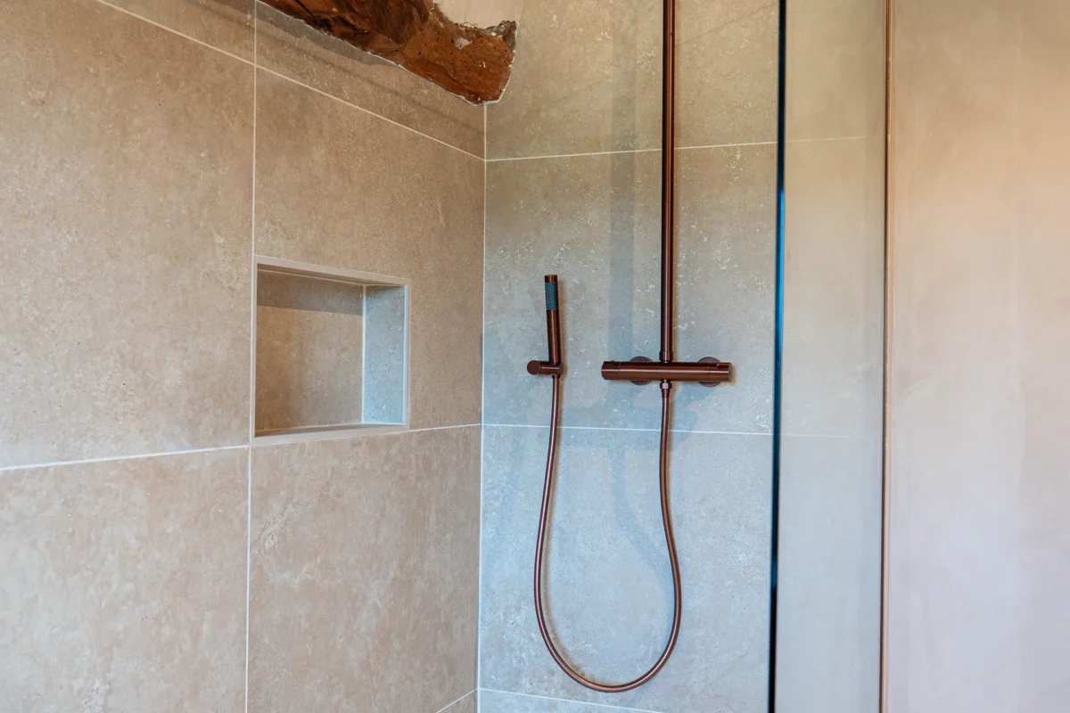 Rénovation salle de bain chaleureuse entre pierre, bois et modernité