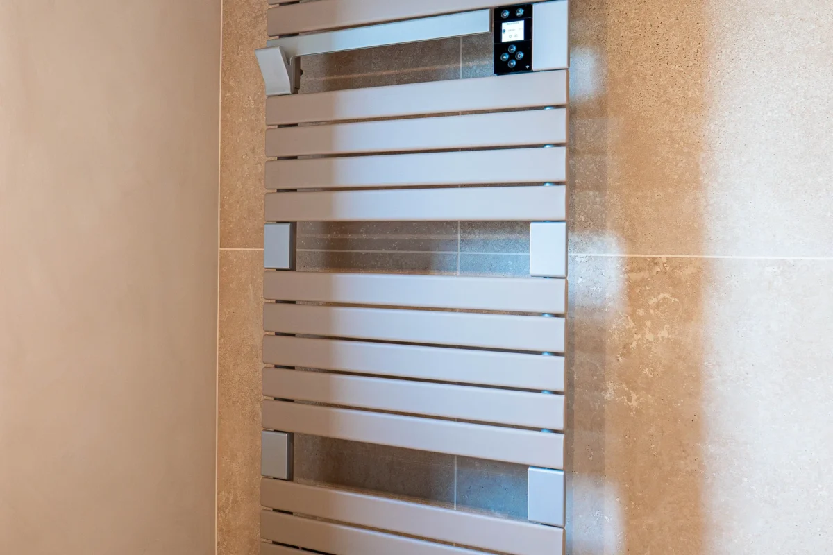 Rénovation salle de bain chaleureuse entre pierre, bois et modernité