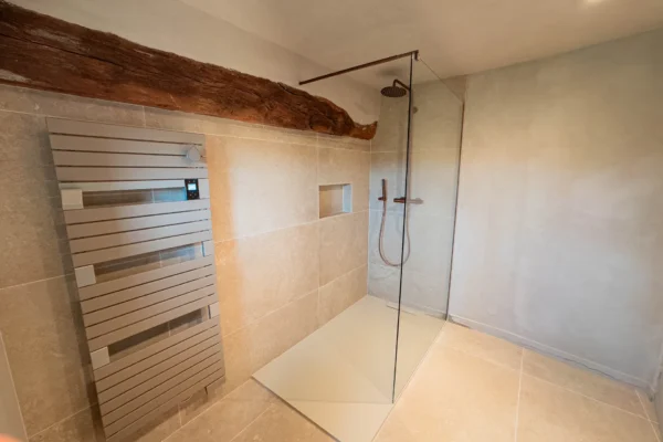 Rénovation salle de bain chaleureuse entre pierre, bois et modernité