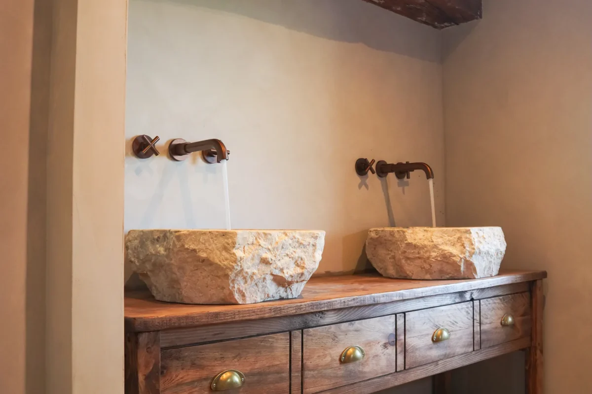 Rénovation salle de bain chaleureuse entre pierre, bois et modernité