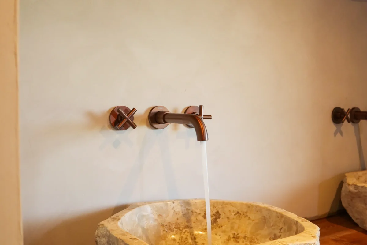 Rénovation salle de bain chaleureuse entre pierre, bois et modernité