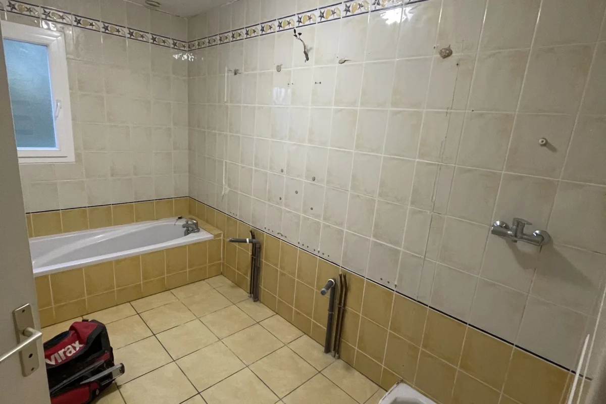 Avant - Rénovation salle de bain contemporaine avec douche et baignoire