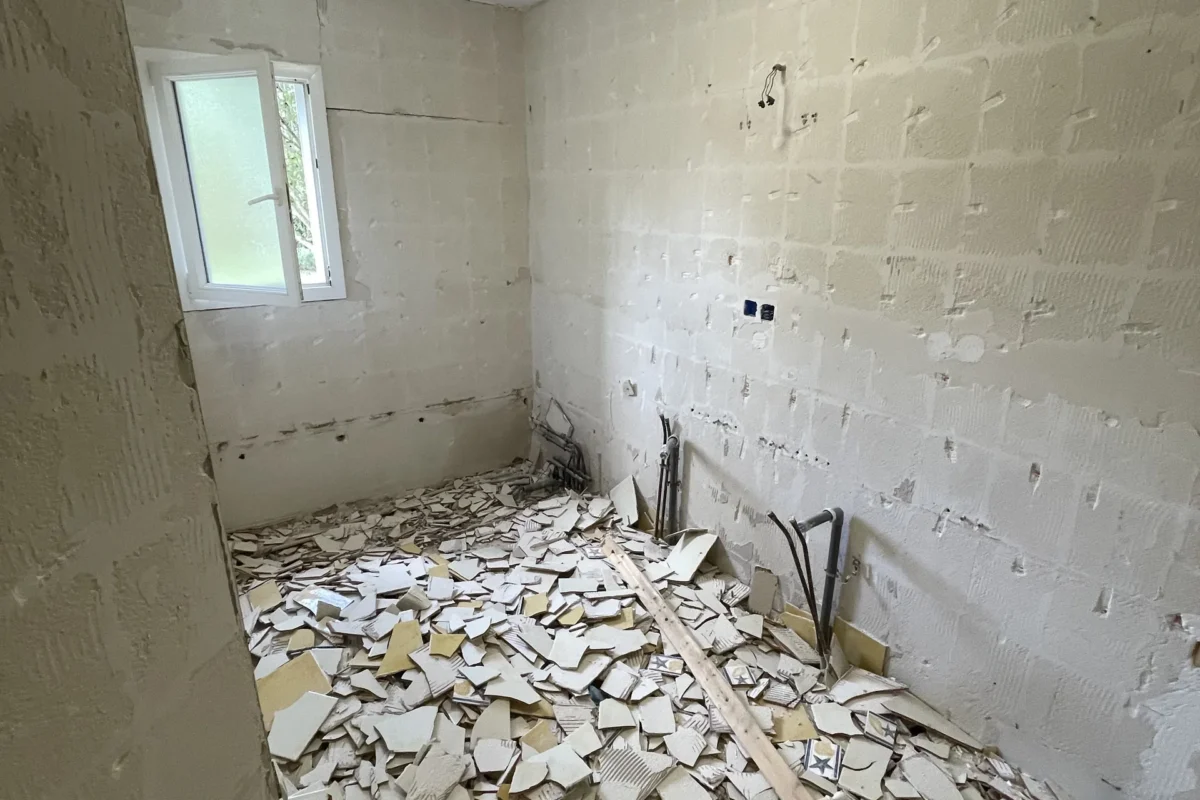 Avant - Rénovation salle de bain contemporaine avec douche et baignoire