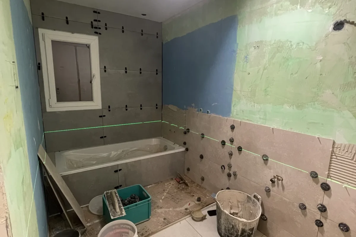 Avant - Rénovation salle de bain contemporaine avec douche et baignoire