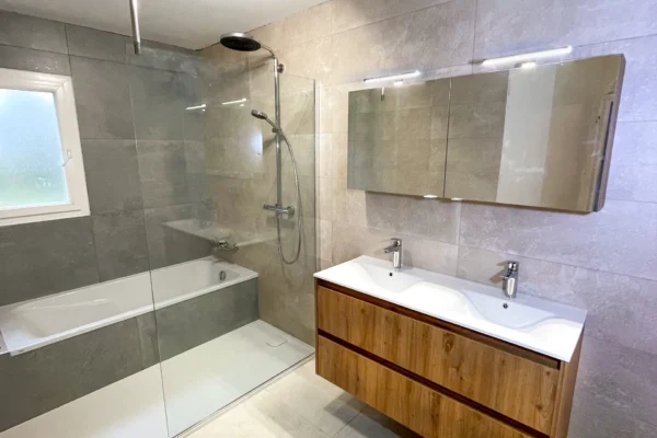 Rénovation salle de bain contemporaine avec douche et baignoire