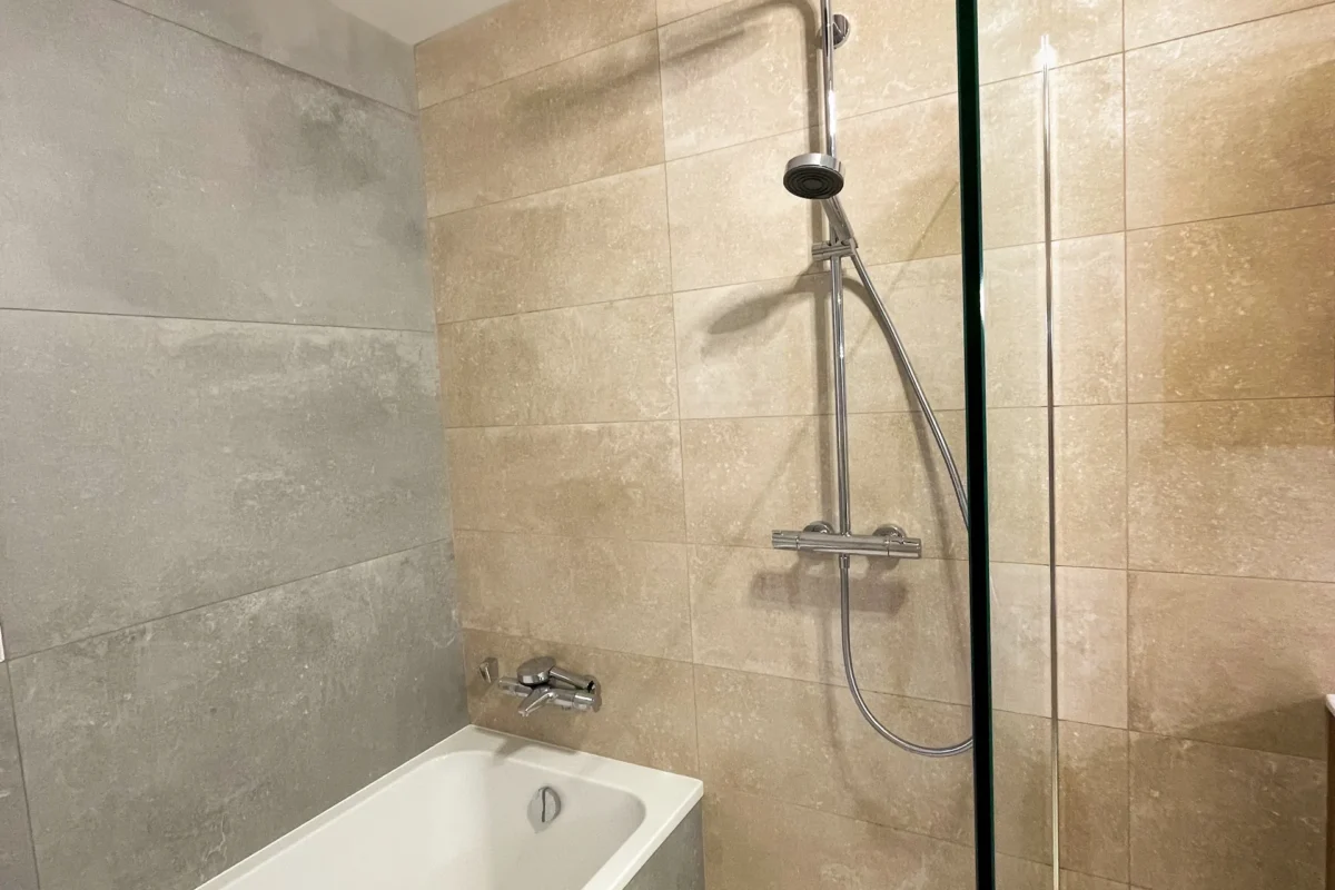 Après - Rénovation salle de bain contemporaine avec douche et baignoire