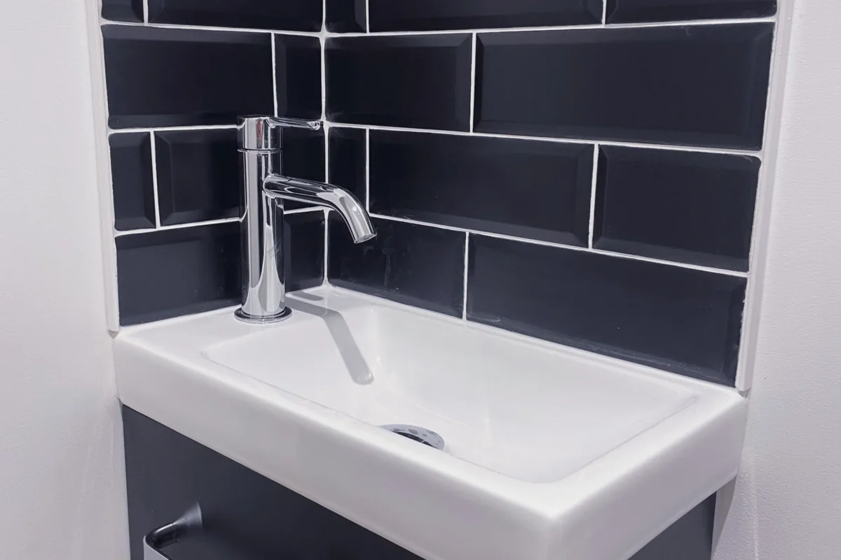 Après - WC moderne suspendu avec lave-mains intégré