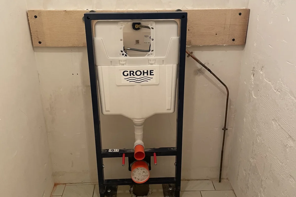 Avant - WC moderne suspendu avec lave-mains intégré