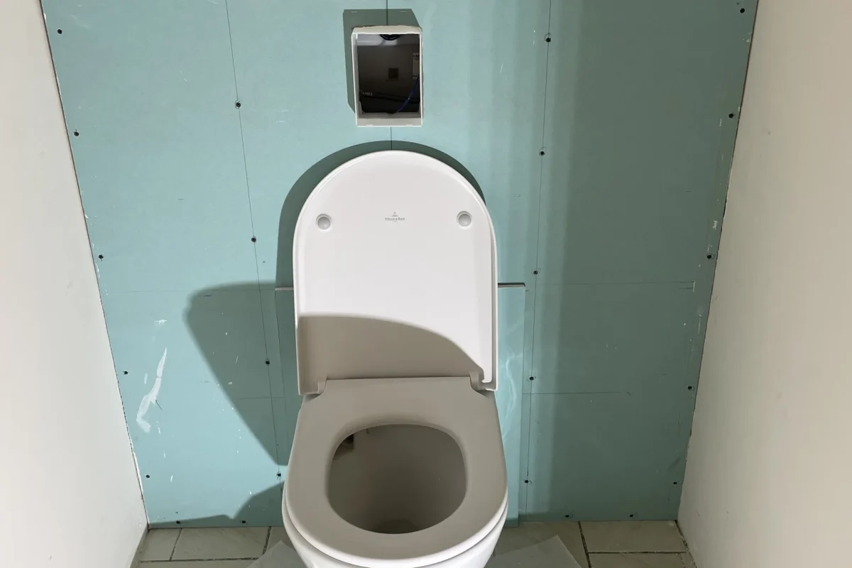 Avant - WC moderne suspendu avec lave-mains intégré