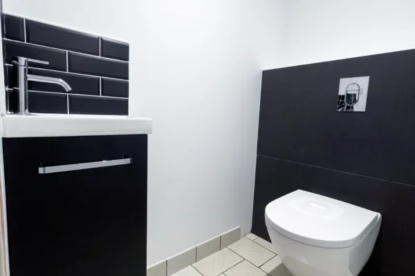 WC moderne suspendu avec lave-mains intégré