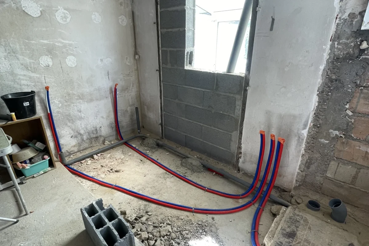 Avant - Rénovation complète des installations sanitaires