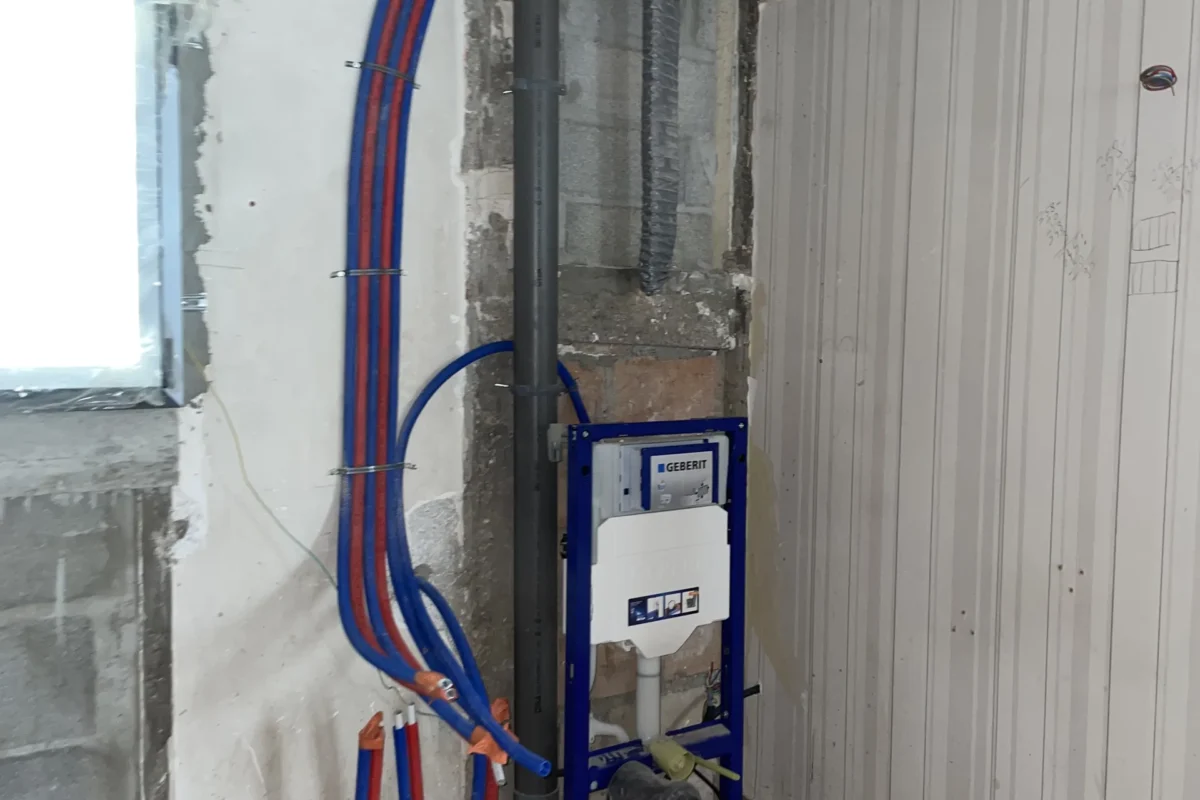 Avant - Rénovation complète des installations sanitaires